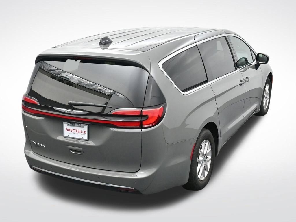 Used 2025 Chrysler Pacifica Select image 25