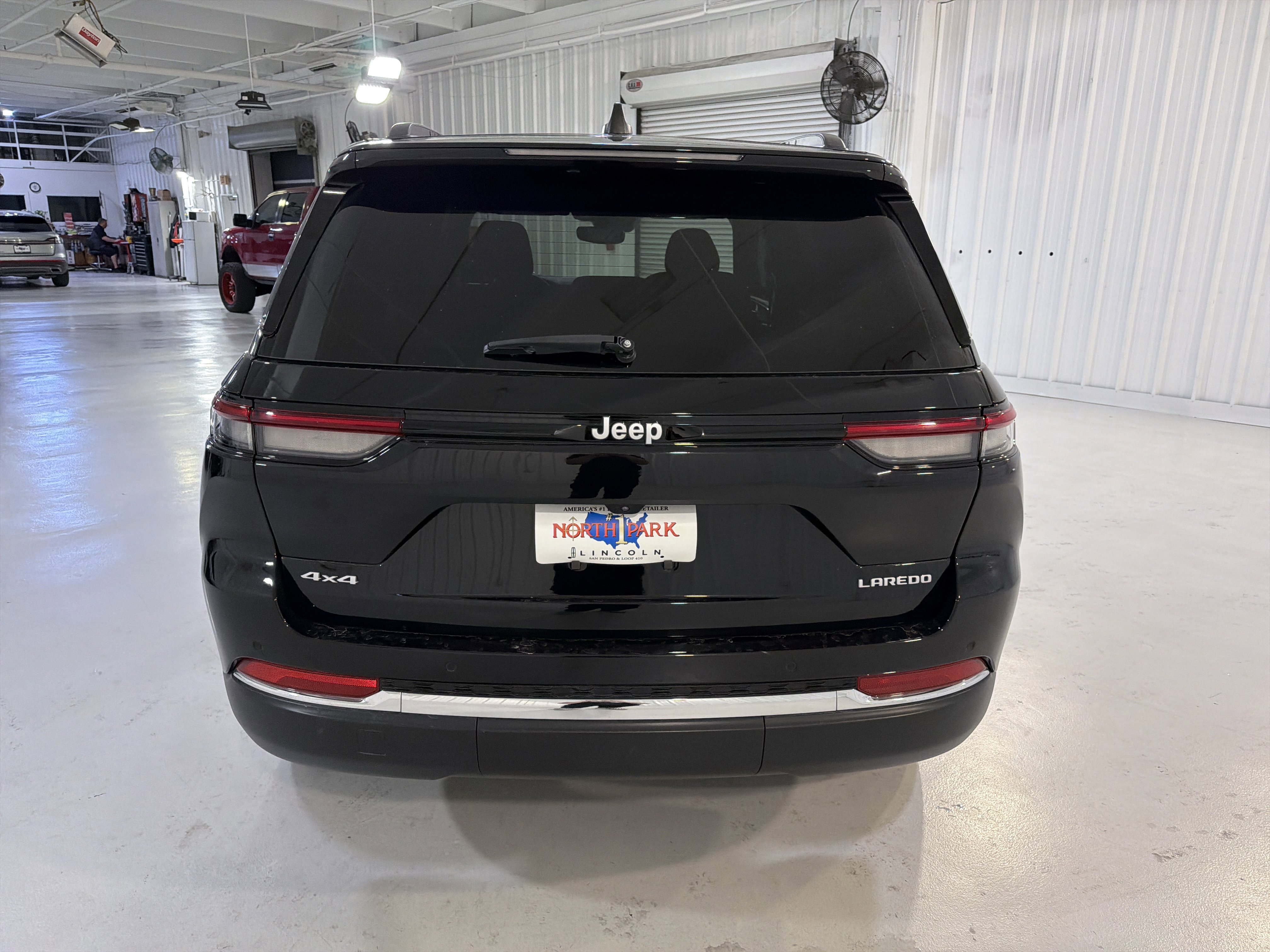 Used 2024 Jeep Grand Cherokee Laredo AWD/4WD image 4