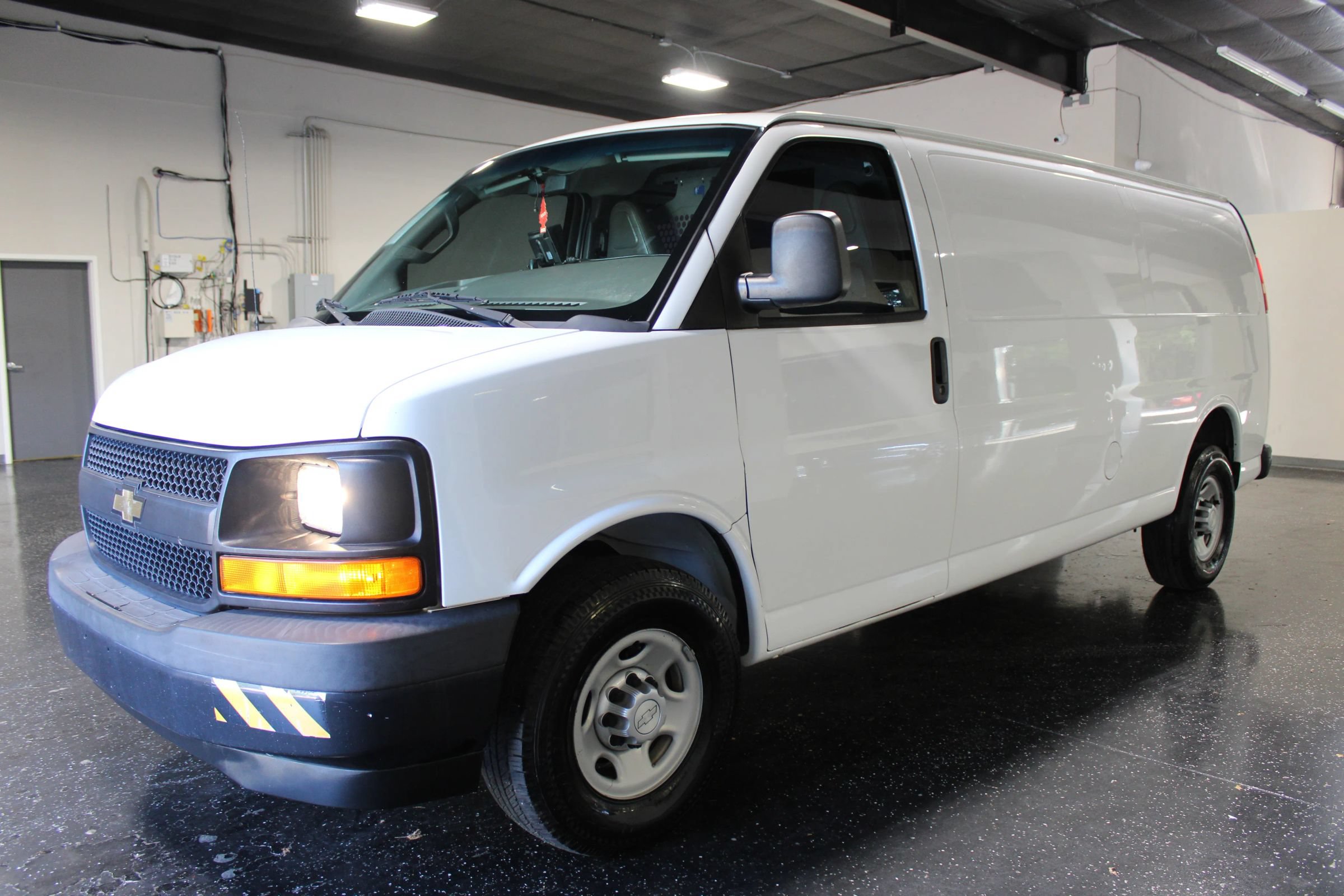 Used 2017 Chevrolet Express 2500 Extended RWD image 6