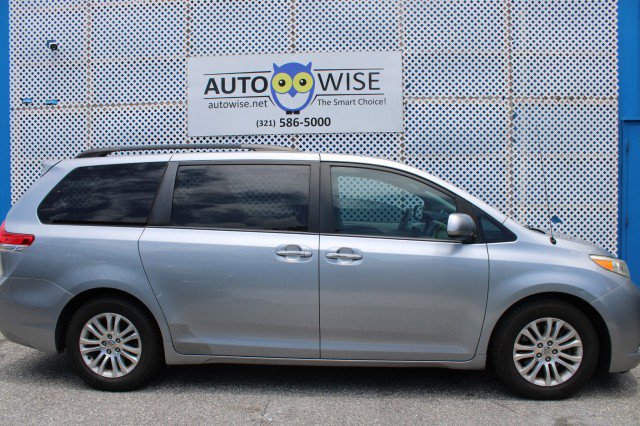 Used 2013 Toyota Sienna XLE FWD image 2