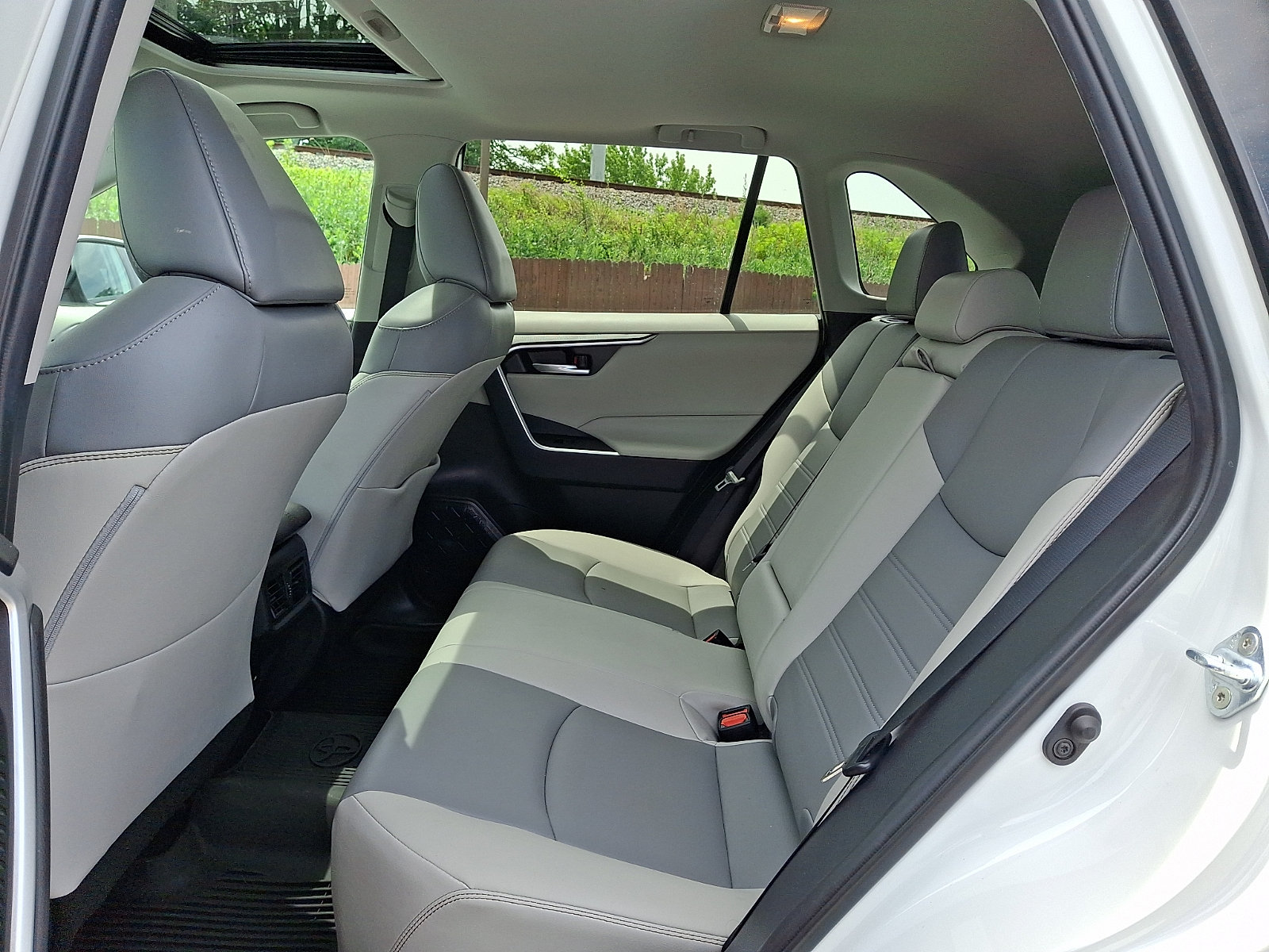 Used 2021 Toyota RAV4 XLE Premium AWD/4WD image 10