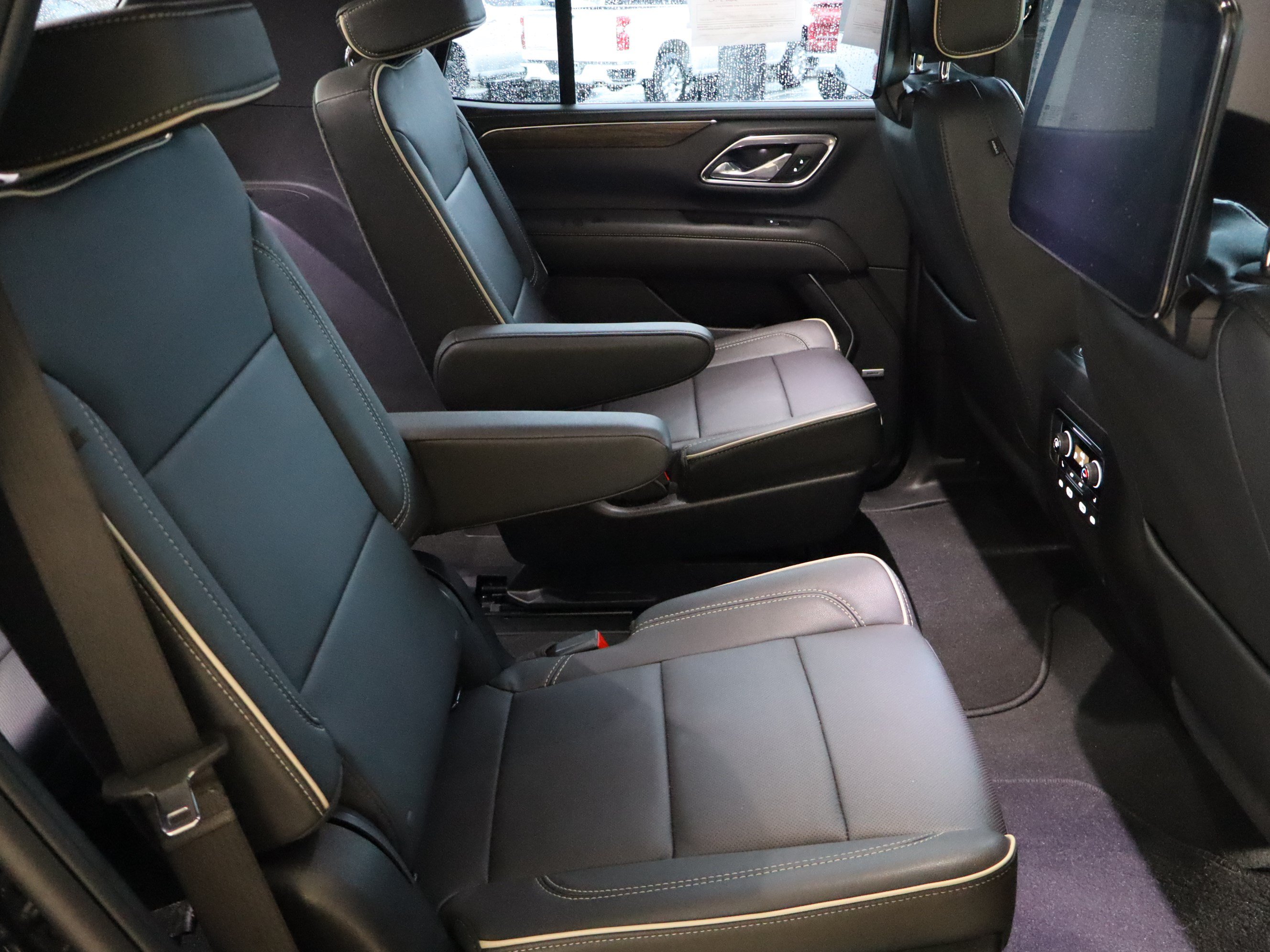 Used 2024 Chevrolet Tahoe Premier AWD/4WD image 38