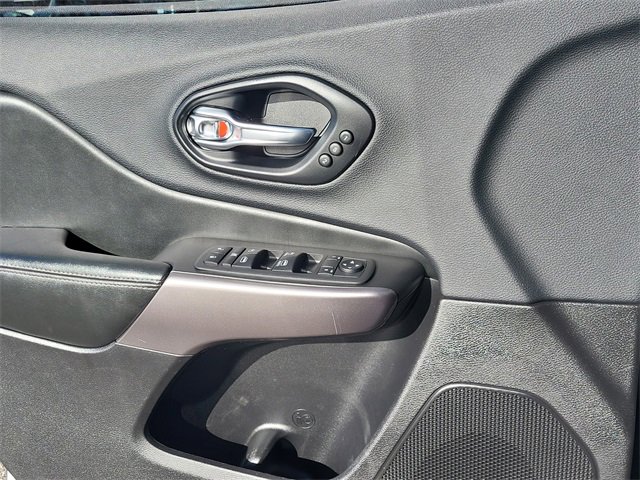 Used 2019 Jeep Cherokee Limited image 6