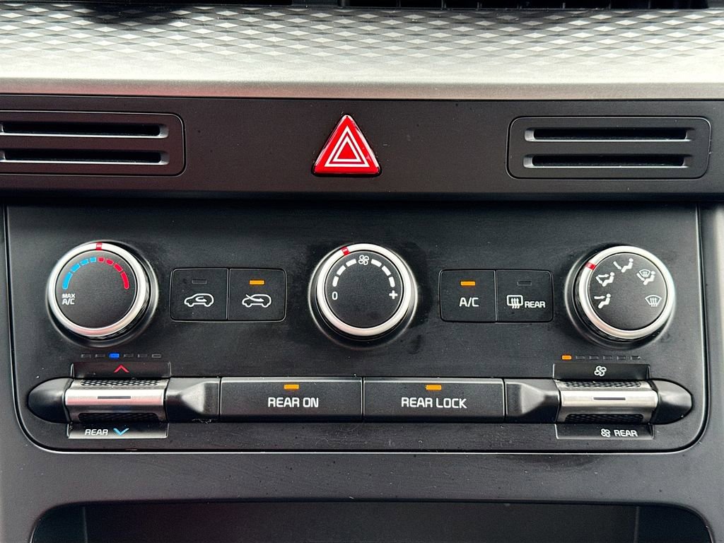 Used 2023 Kia Carnival LX image 19