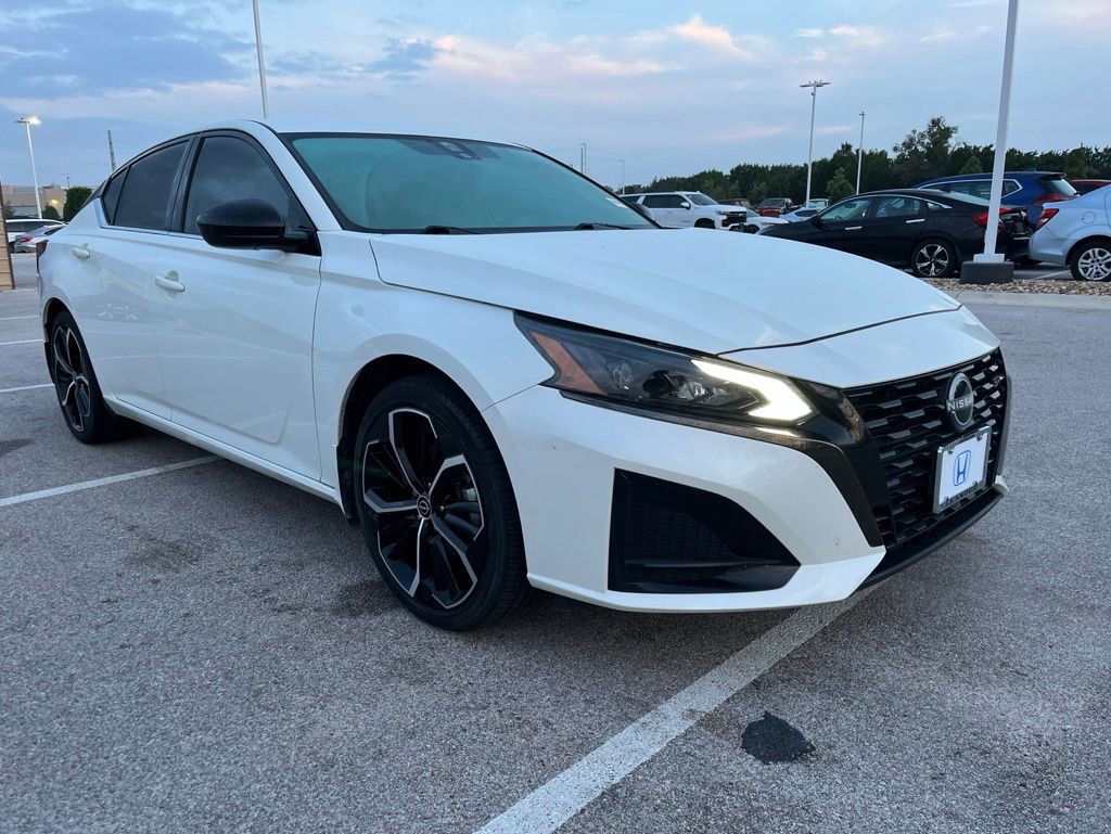 Used 2023 Nissan Altima 2.5 SR FWD image 3