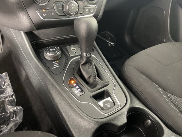 Used 2019 Jeep Cherokee Latitude w/ Popular Appearance Group AWD/4WD image 28