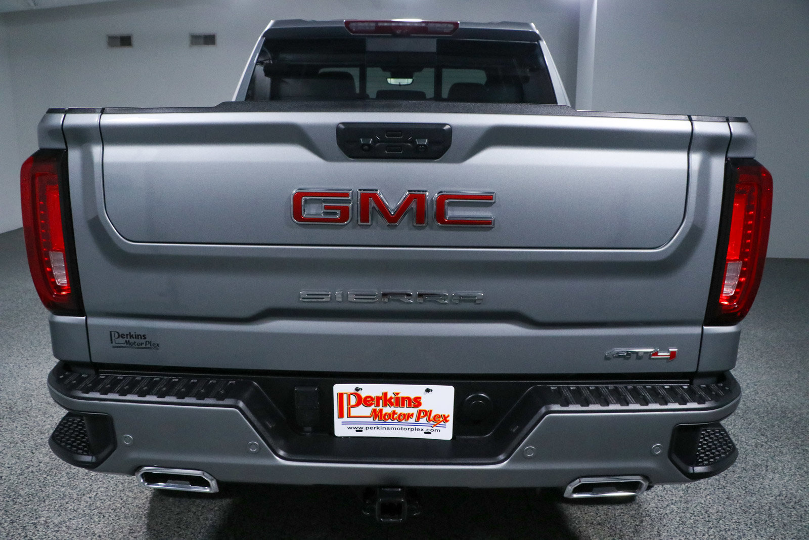 Used 2024 GMC Sierra 1500 AT4 w/ Technology Package image 9