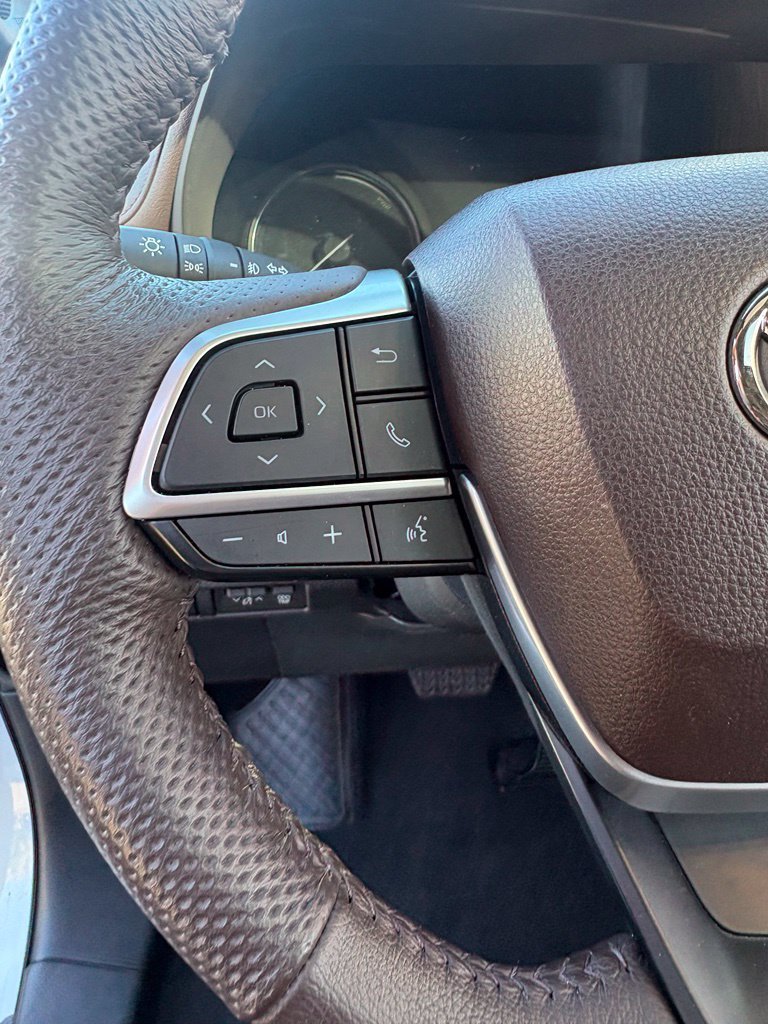 Used 2023 Toyota Sienna Platinum AWD/4WD image 27