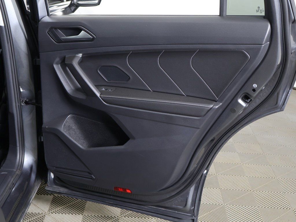Used 2022 Volkswagen Tiguan SE w/ Panoramic Sunroof Package image 26