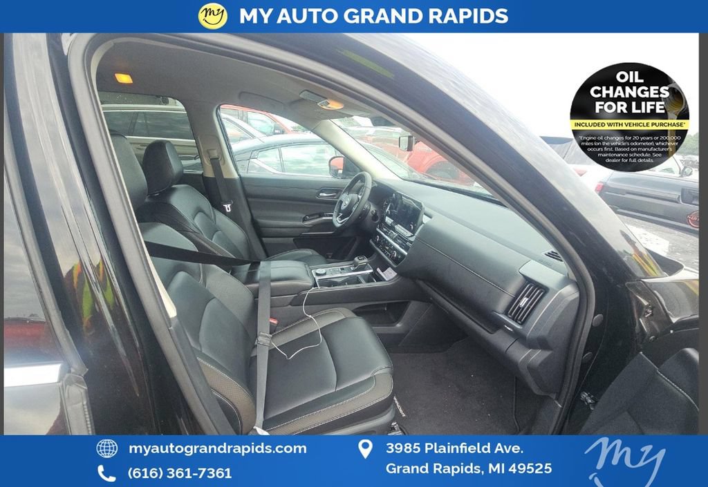 Used 2025 Nissan Pathfinder SL AWD/4WD image 45