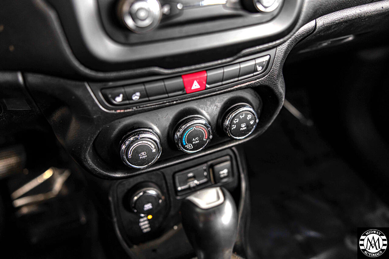 Used 2015 Jeep Renegade Latitude w/ Cold Weather Group II image 24