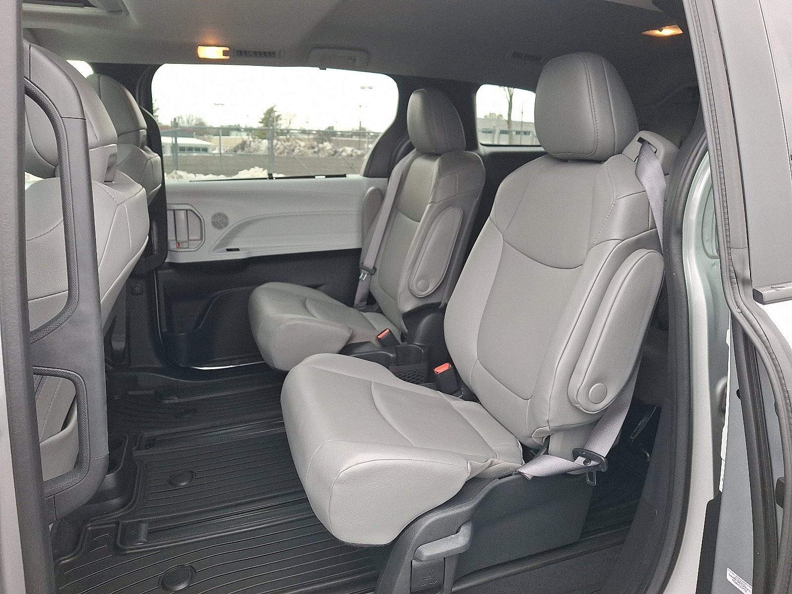 Used 2025 Toyota Sienna XLE image 11
