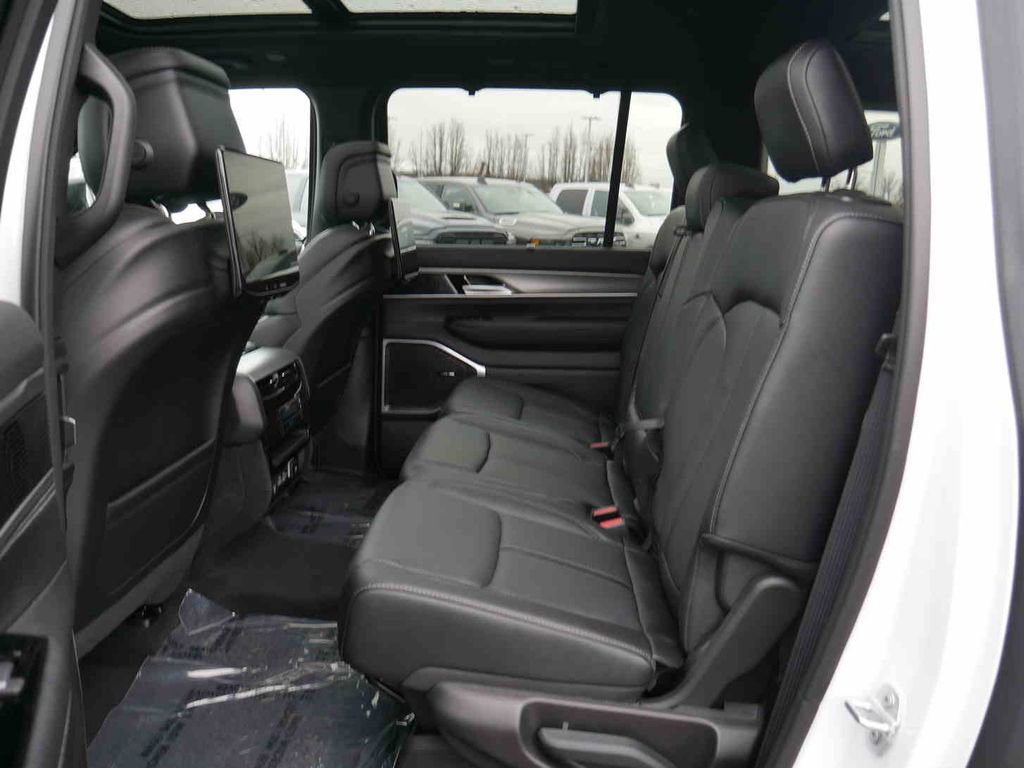 New 2025 Jeep Wagoneer L Series II w/ Convenience Group I image 12