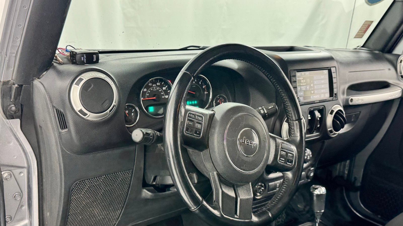 Used 2018 Jeep Wrangler Unlimited Sahara w/ Connectivity Group AWD/4WD image 29