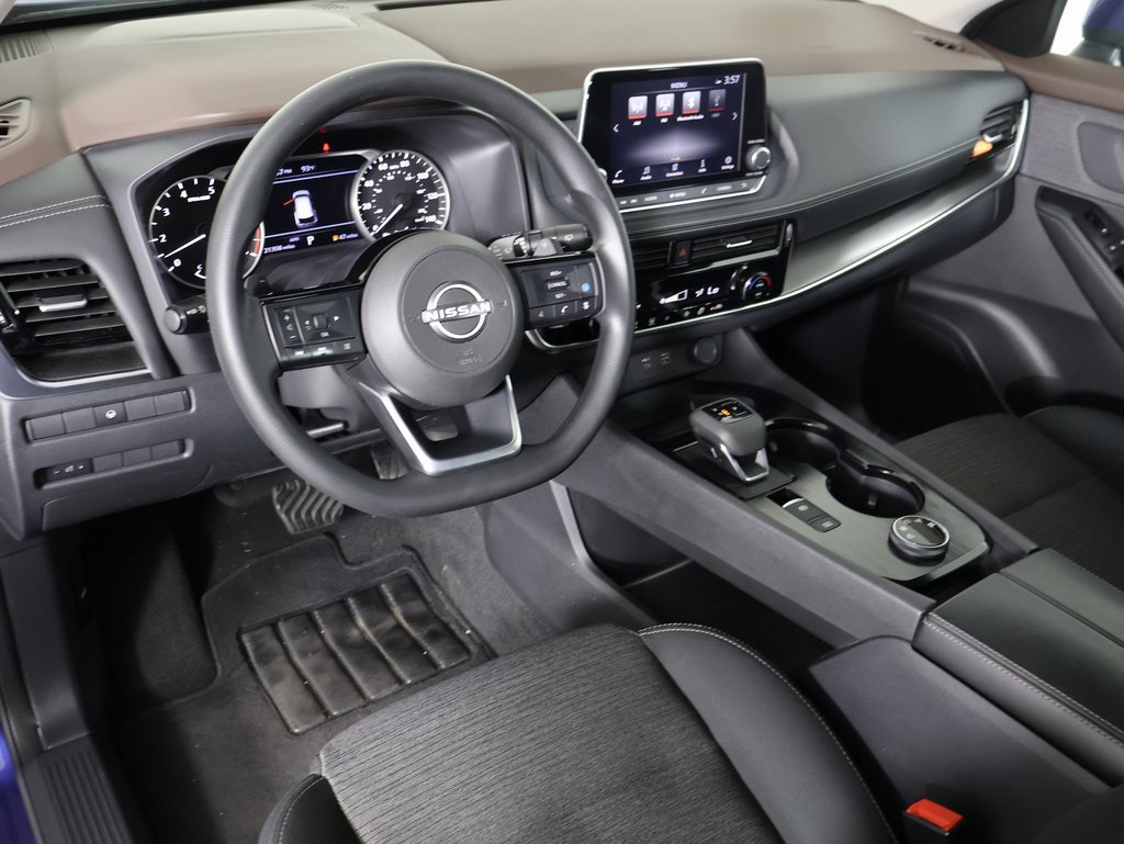 Used 2022 Nissan Rogue SV image 2