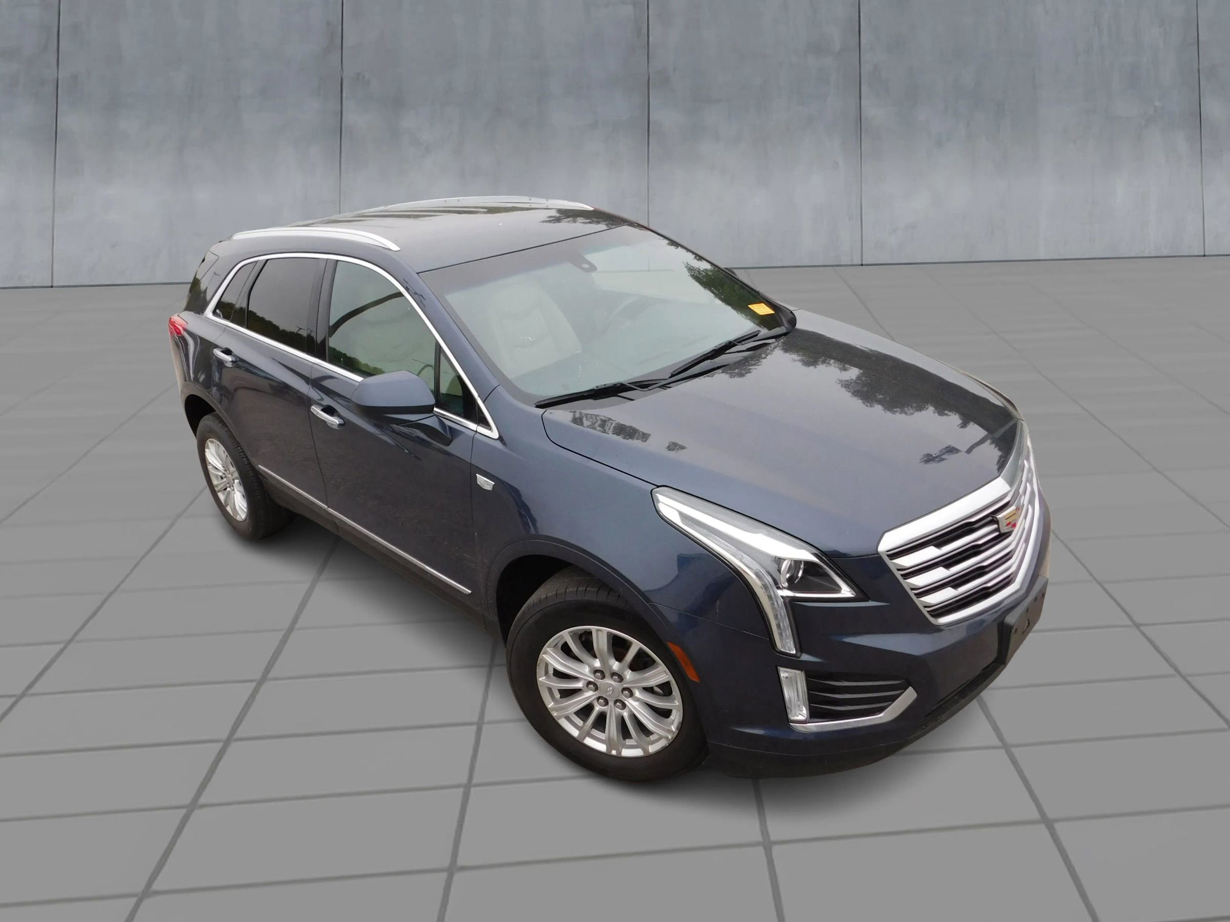 Used 2018 Cadillac XT5 FWD image 2