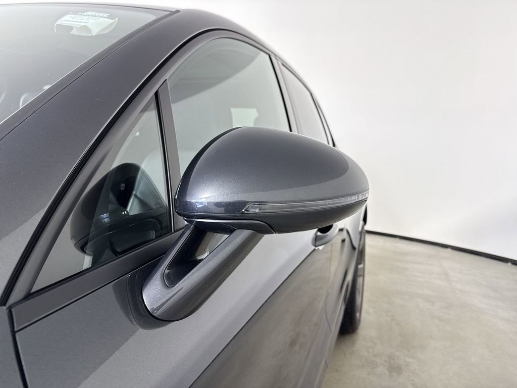 Certified 2025 Porsche Macan image 12