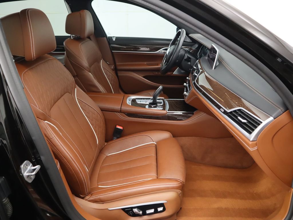 Used 2019 BMW 750i w/ Executive Package image 21