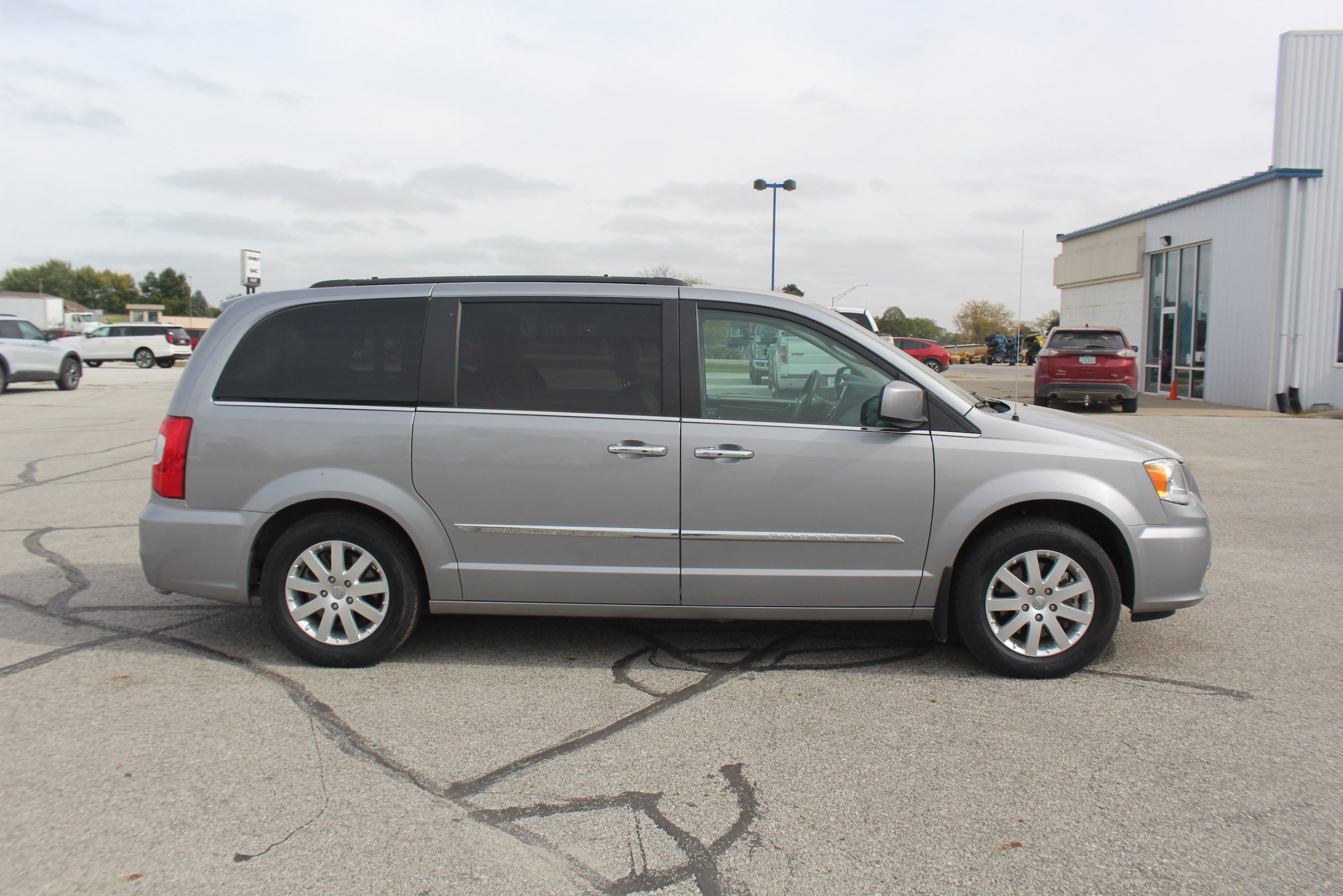 Used 2015 Chrysler Town & Country Touring w/ Trailer Tow Group FWD image 4
