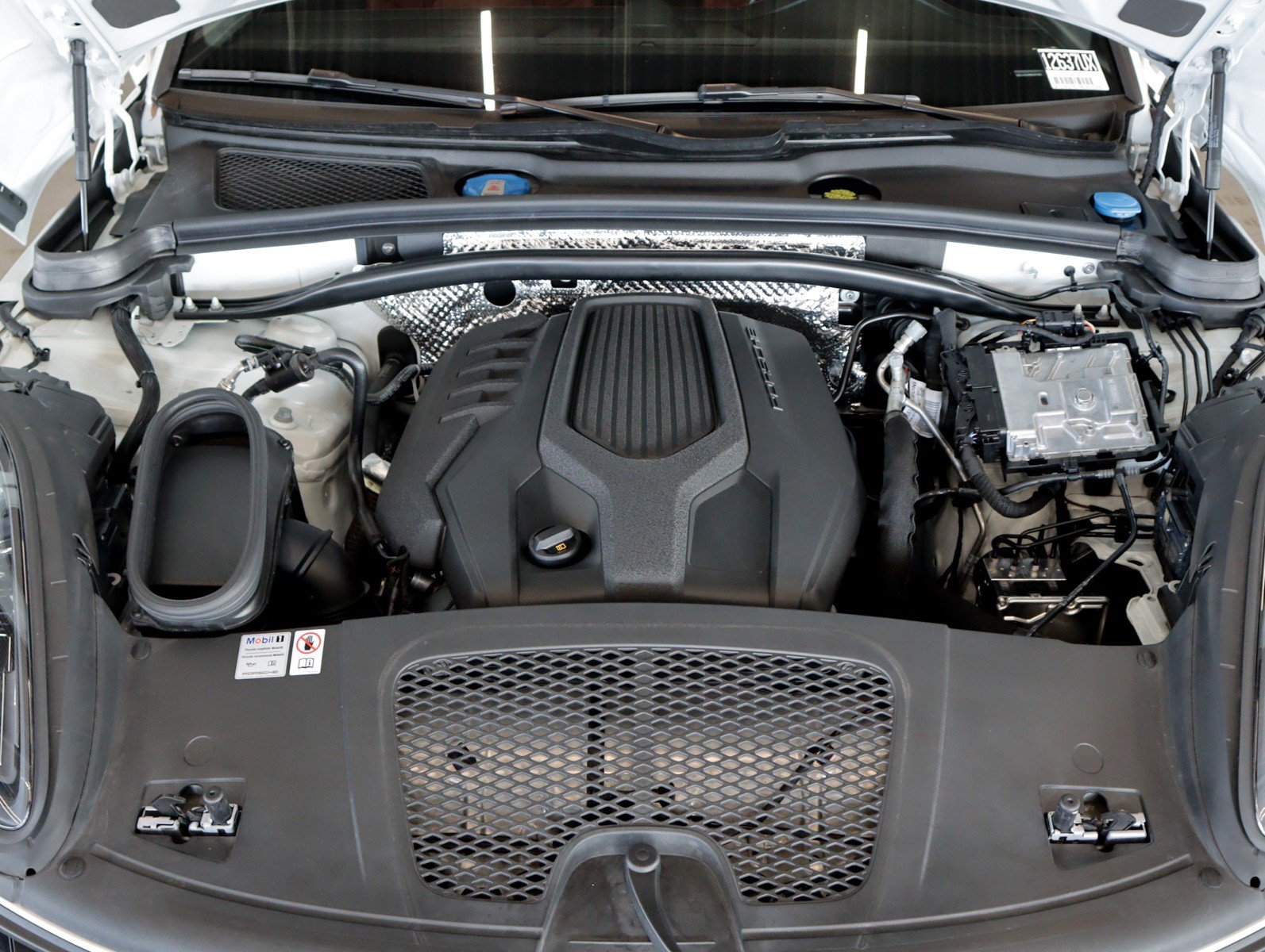 Certified 2024 Porsche Macan AWD/4WD image 25