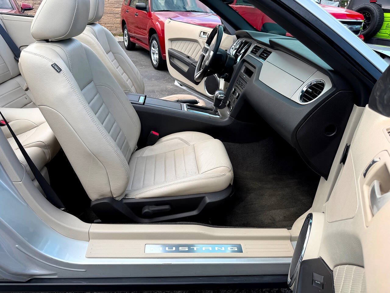 Used 2010 Ford Mustang Convertible RWD image 31