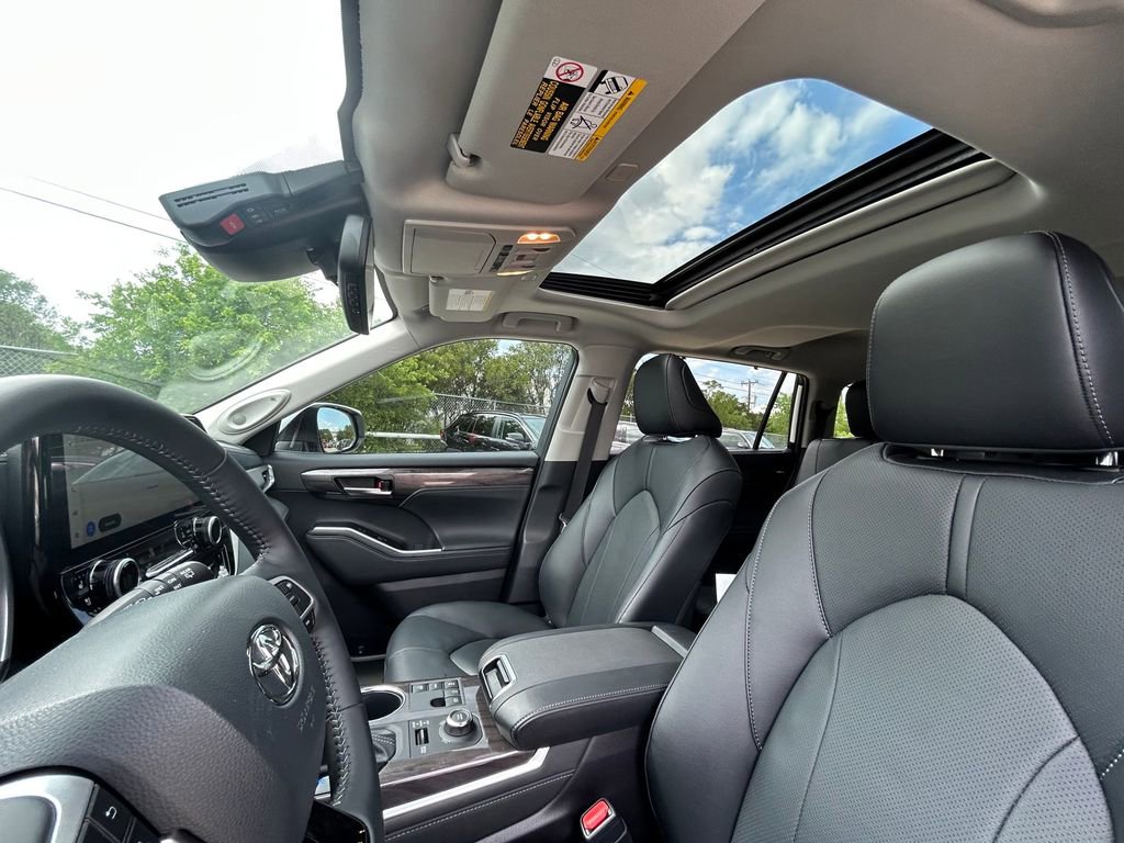 Used 2026 Toyota Highlander Limited image 12