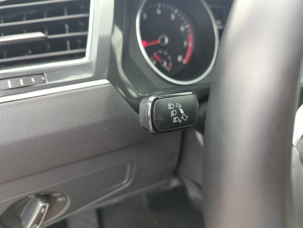 Used 2018 Volkswagen Tiguan SE w/ Panoramic Sunroof Package FWD image 21