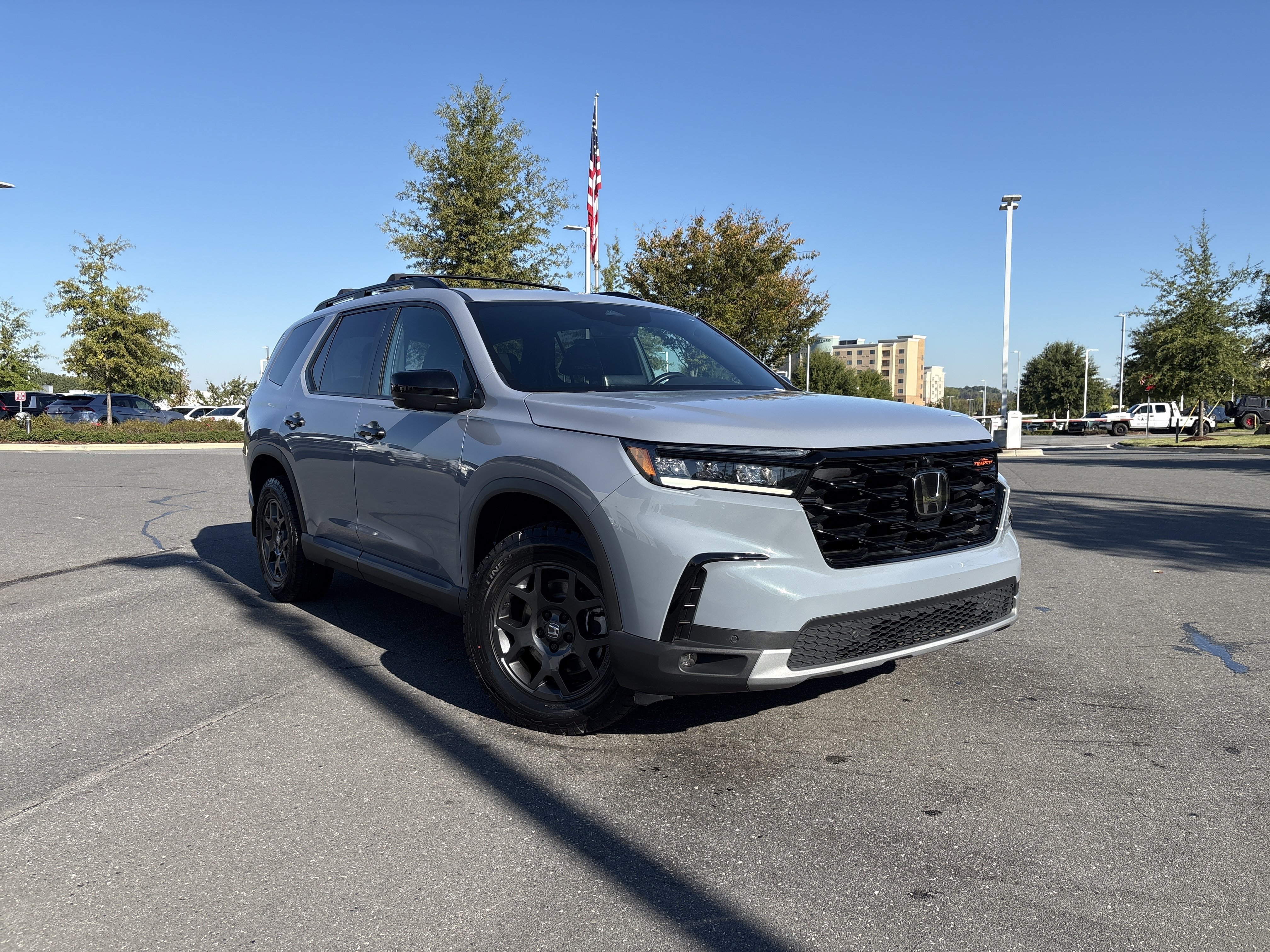 Used 2025 Honda Pilot TrailSport image 2