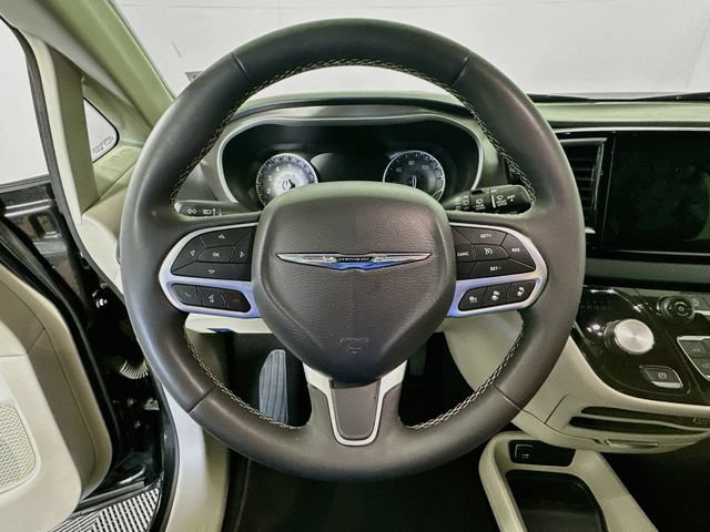 Used 2023 Chrysler Pacifica Touring-L FWD image 13