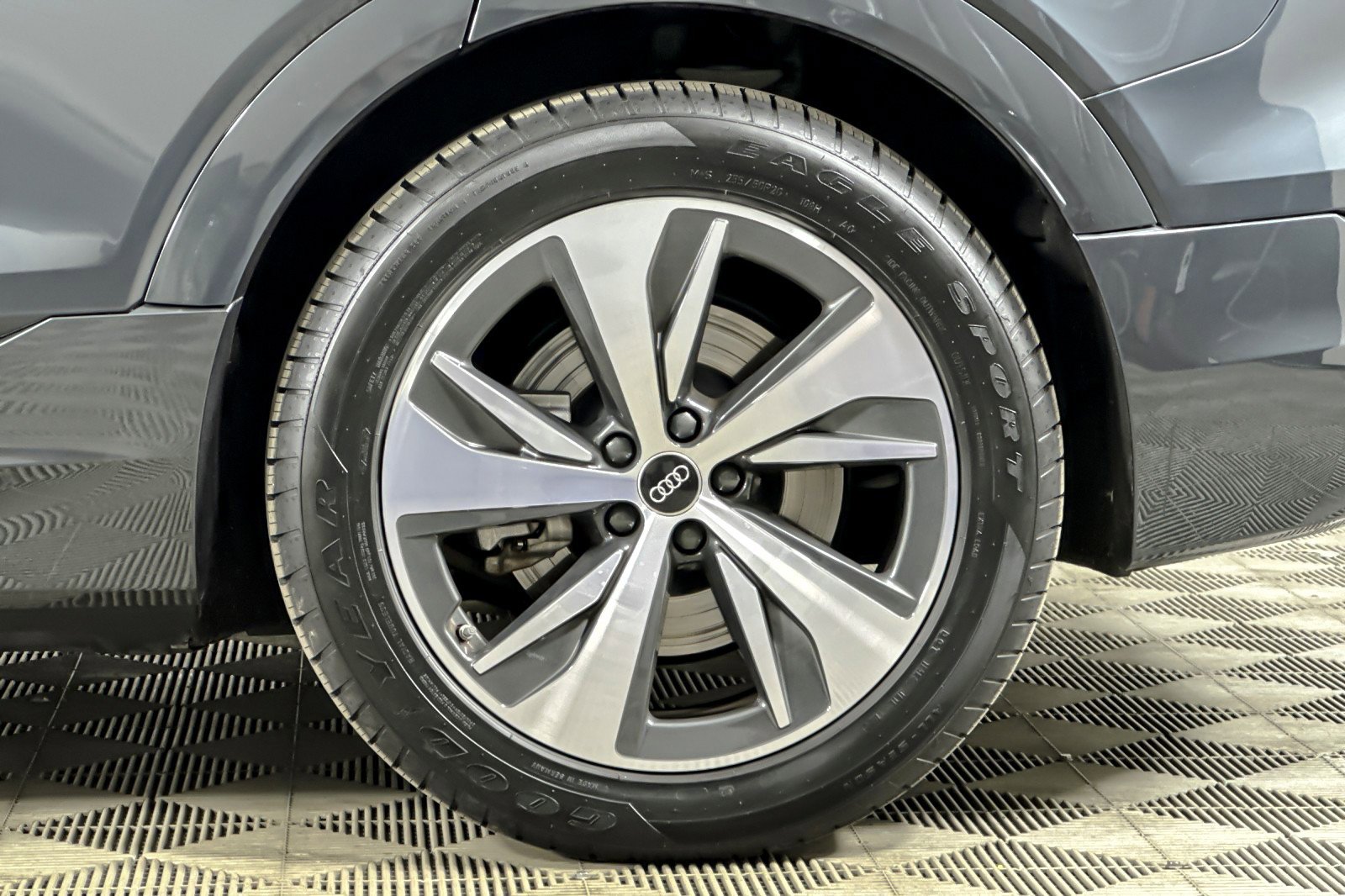 Used 2024 Audi Q8 e-tron Premium image 25