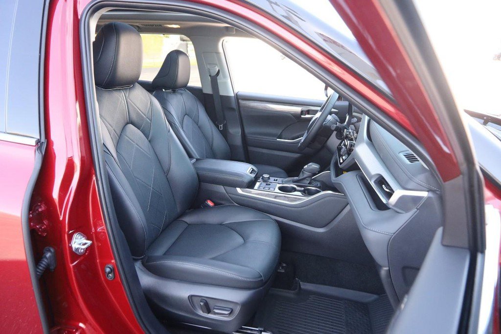 Used 2025 Toyota Highlander Platinum AWD/4WD image 32