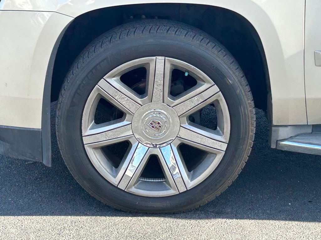 Used 2015 Cadillac Escalade Luxury AWD/4WD image 12