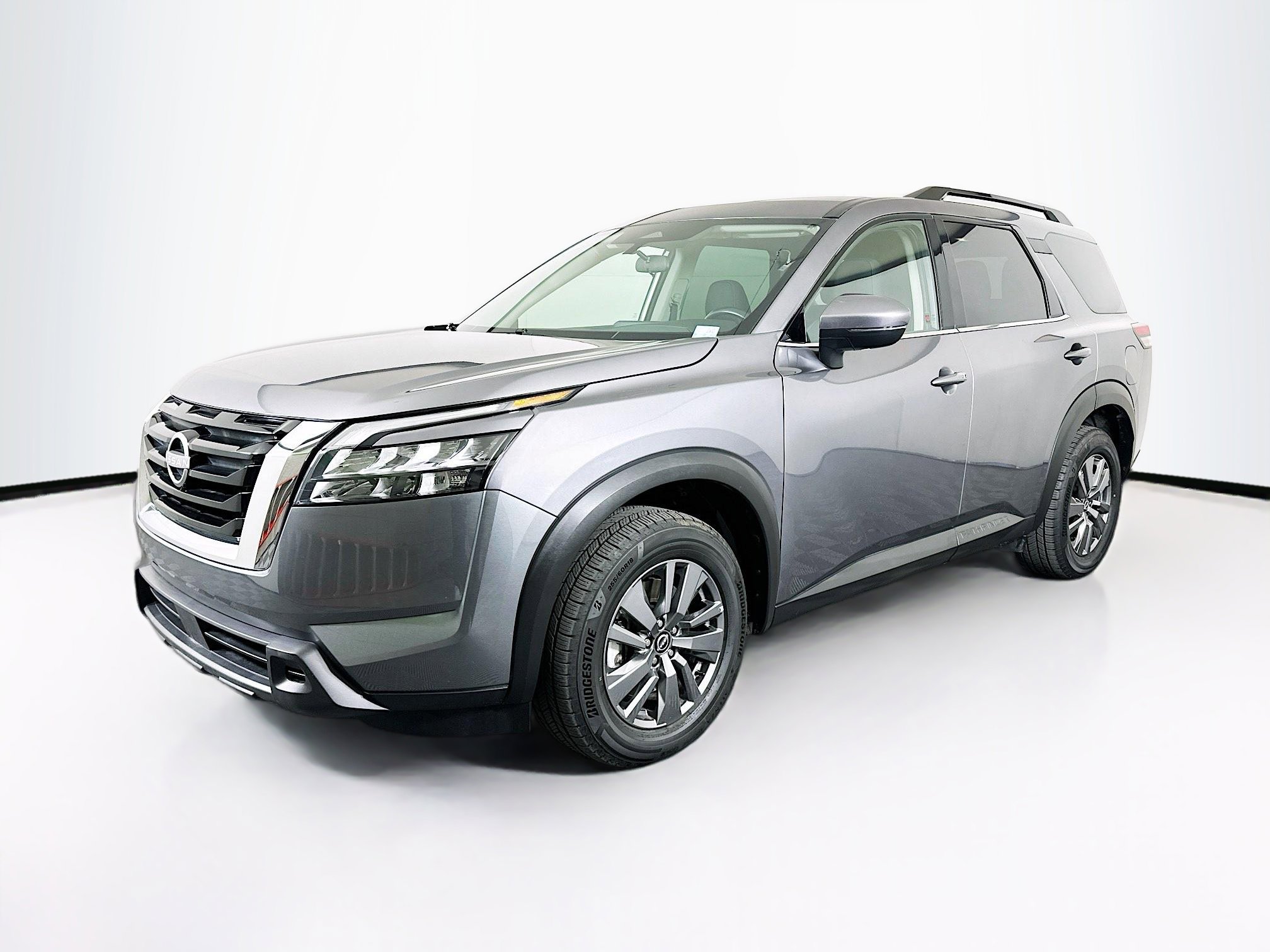 Used 2025 Nissan Pathfinder SV image 3