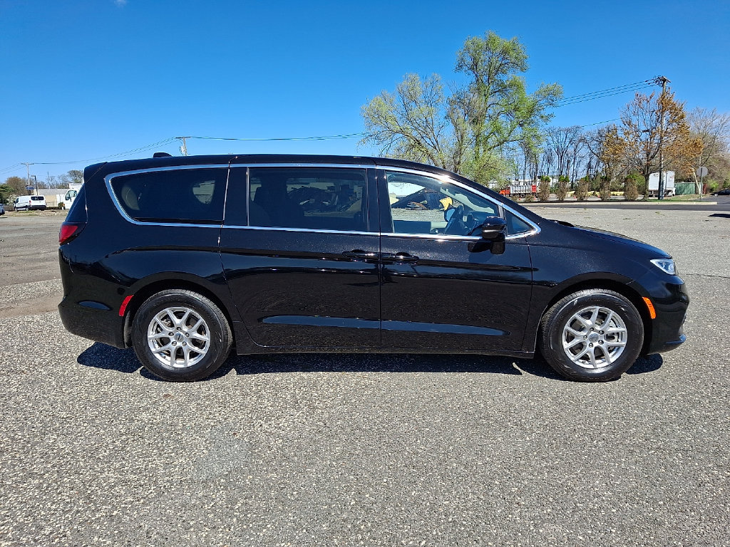 Used 2024 Chrysler Pacifica Touring-L FWD image 13