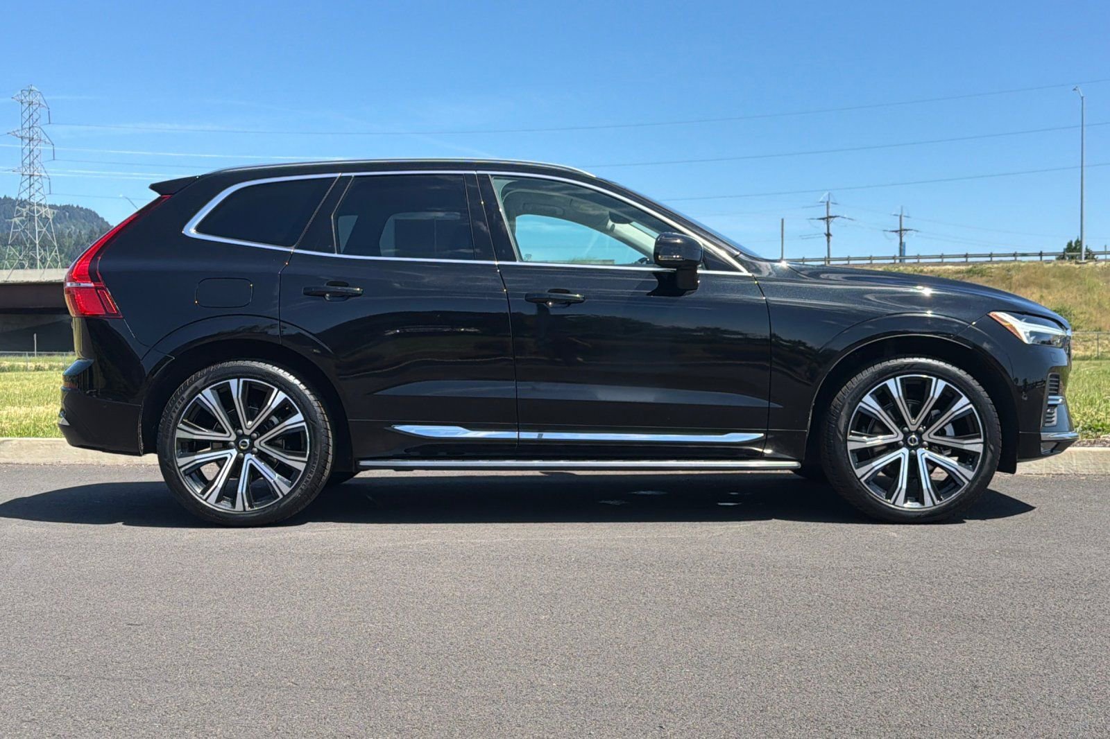 Used 2023 Volvo XC60 B5 Ultimate AWD/4WD image 2