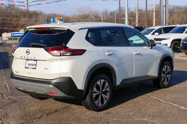 Used 2021 Nissan Rogue SV image 3