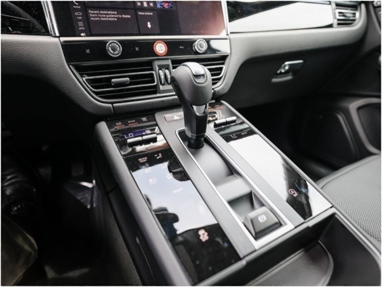 Certified 2025 Porsche Macan AWD/4WD image 20