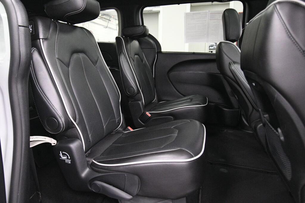 Used 2025 Chrysler Pacifica Limited FWD image 27