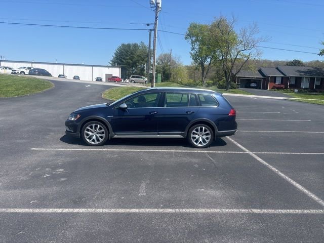 Used 2017 Volkswagen Golf Alltrack SEL image 2