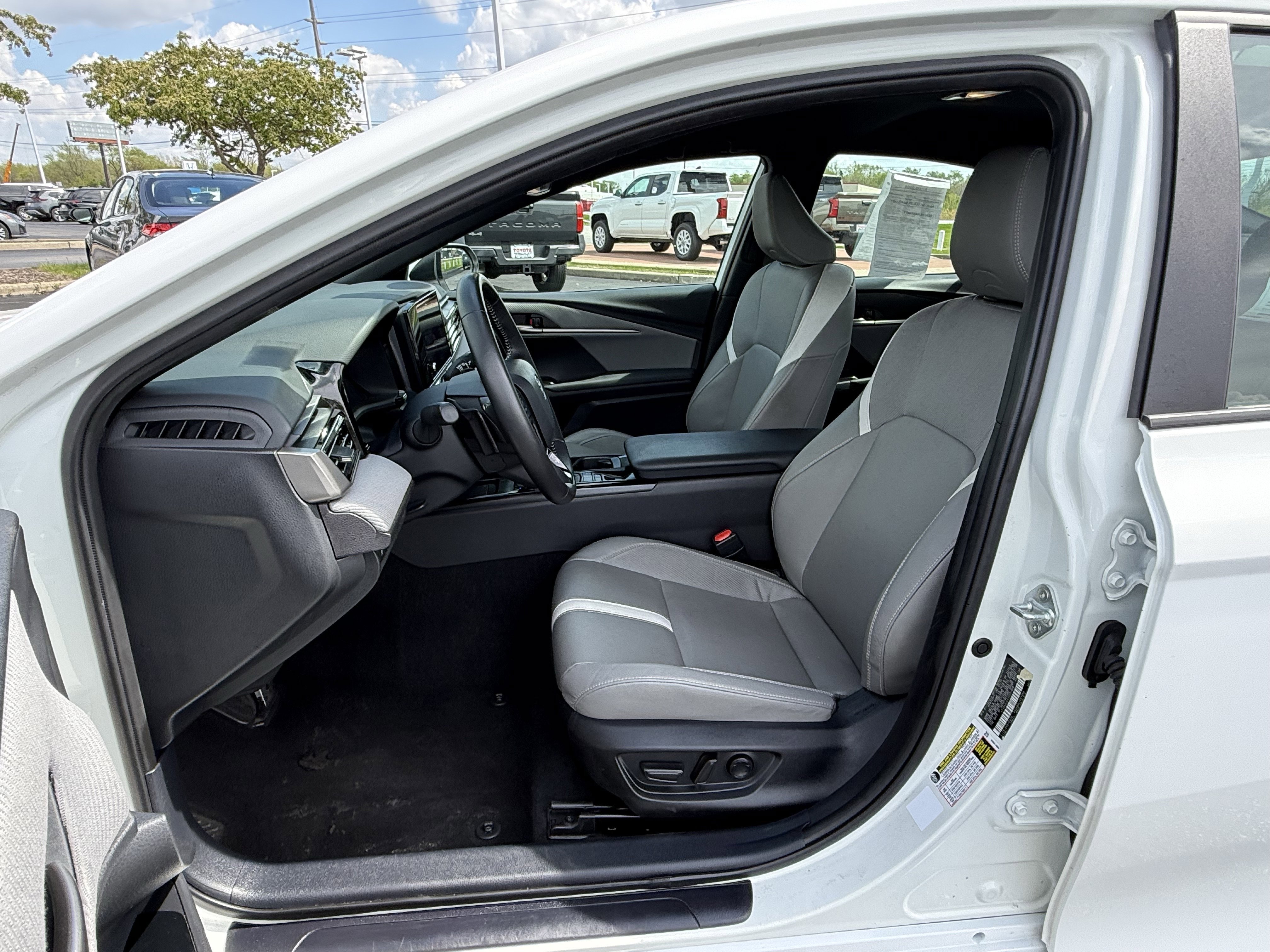 Used 2025 Toyota Camry SE FWD image 14