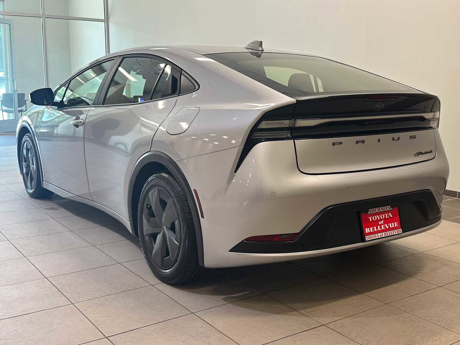 Used 2024 Toyota Prius Prime FWD image 4