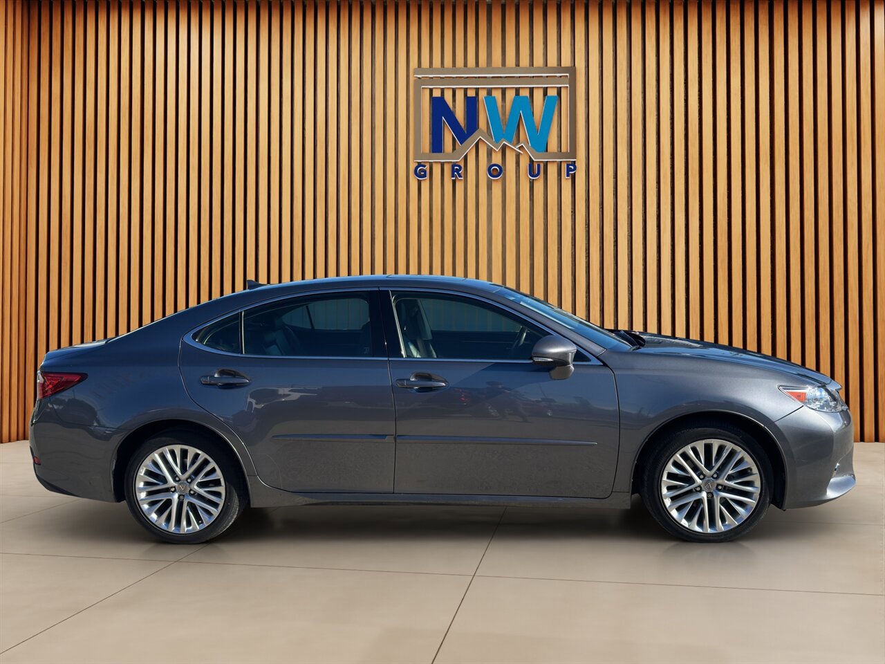 Used 2013 Lexus ES 350 w/ Luxury Pkg FWD image 3
