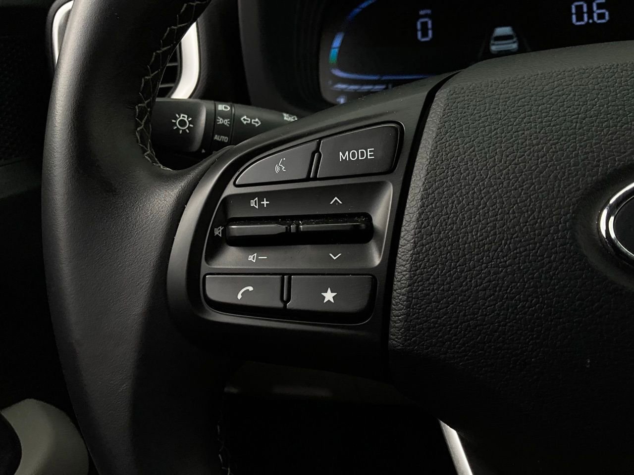 Used 2025 Hyundai Venue SEL image 34