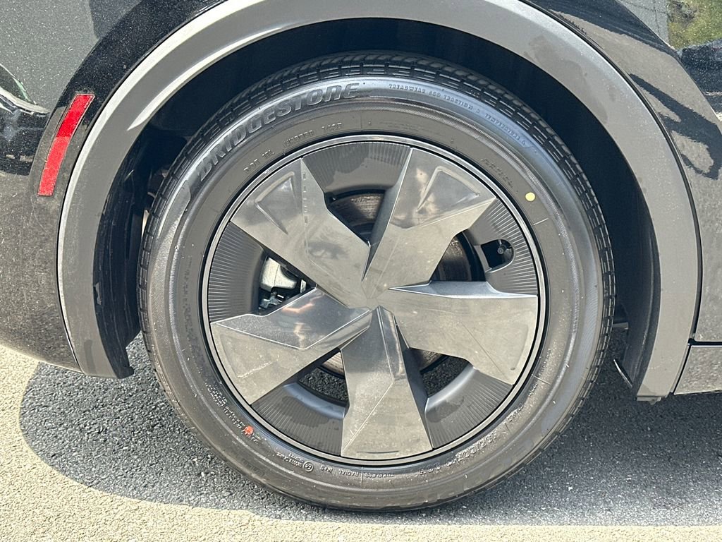 Used 2025 Toyota Prius LE FWD image 7