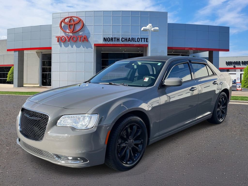 Used 2018 Chrysler 300 Touring w/ Driver Convenience Group image 4