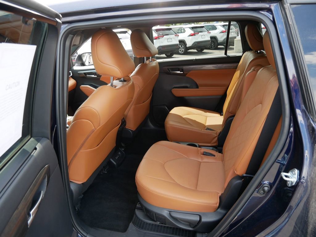 Used 2023 Toyota Highlander Platinum AWD/4WD image 11