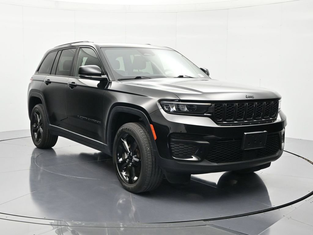 Used 2022 Jeep Grand Cherokee Altitude AWD/4WD image 3
