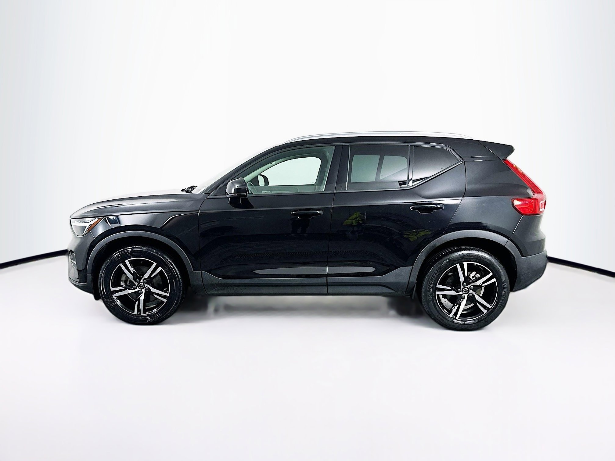 Used 2023 Volvo XC40 B5 Core w/ Protection Package Premier image 4
