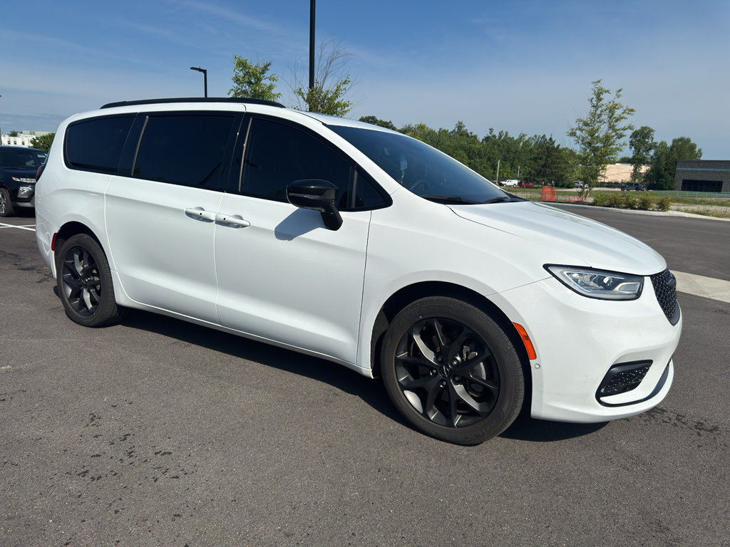Used 2023 Chrysler Pacifica Limited w/ S Appearance Package AWD/4WD image 5