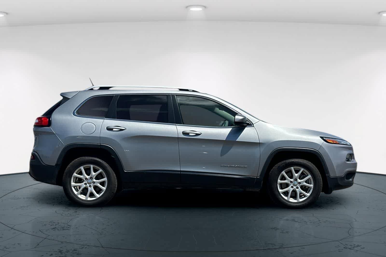 Used 2017 Jeep Cherokee Latitude w/ True North Edition AWD/4WD image 6